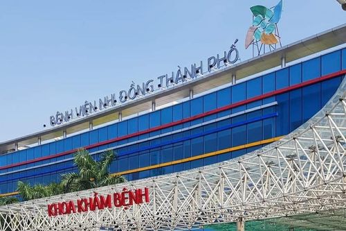 Thụt dầu 300 cái, bé trai 15 tuổi nhập viện