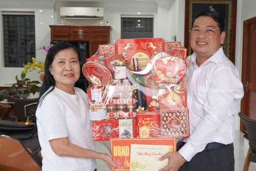 Phó Chủ tịch UBND tỉnh An Giang Lê Trung Hồ thăm, chúc tết nguyên Phó Chủ tịch UBND tỉnh