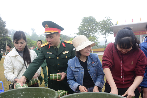 Trung đoàn 82, Sư đoàn 355 thi gói bánh chưng Tết
