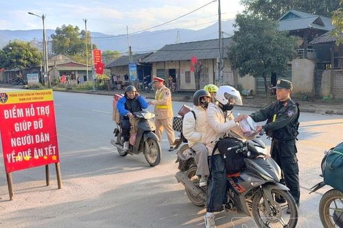 Tổ chức điểm hỗ trợ nhân dân về quê đón tết