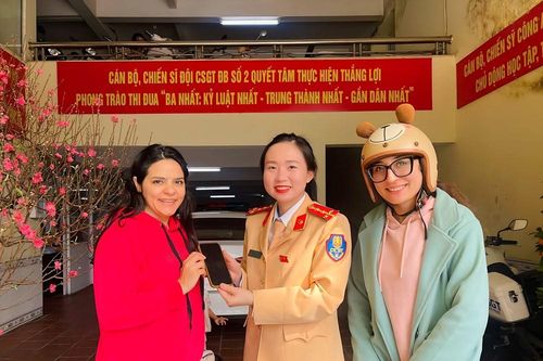 Nữ CSGT giúp du khách nước ngoài tìm lại tài sản thất lạc