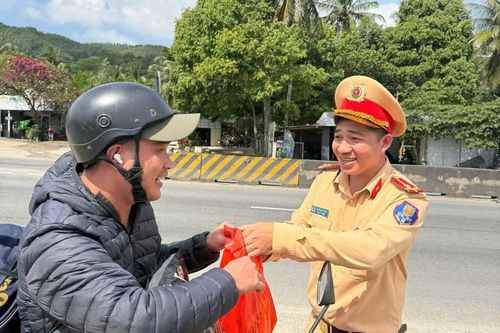 CSGT Quảng Ngãi đồng hành cùng người dân về quê đón Tết