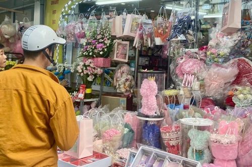 Valentine rơi đúng 27 Tết, người trẻ Hà Nội chọn yêu theo cách nào?