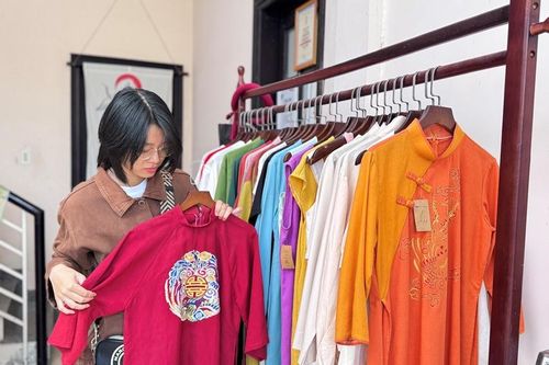 Nhà thiết kế trẻ 'thổi hồn' di sản vào áo dài