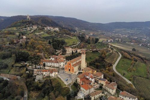 Thị trấn Italy tuyển 'thợ săn mùi' truy nguồn ô nhiễm