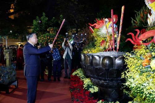 Tổng Bí thư Tô Lâm dâng hương tại tượng đài Vua Lý Thái Tổ