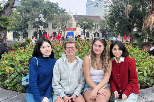 Du khách nước ngoài 'phải lòng' Tết cổ truyền của người Việt