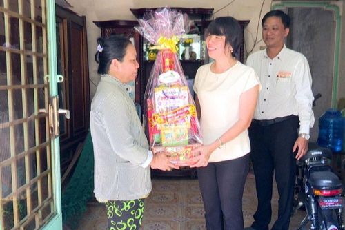 Lãnh đạo phường Mỹ Phong thăm, chúc tết gia đình chính sách, hộ khó khăn và nông dân trồng hoa