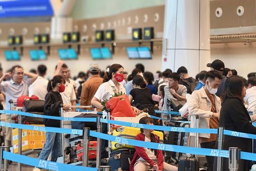 Gần 120.000 khách qua Sân bay Tân Sơn Nhất ngày 29 Tết, hạ nhiệt sau cao điểm