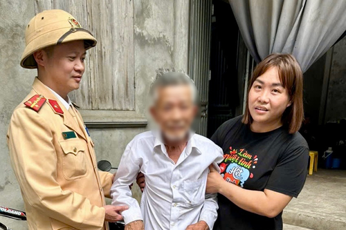 Hành động ý nghĩa của Cảnh sát giao thông Hà Nội