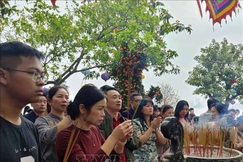 Đi lễ đầu Xuân: Gìn giữ nét văn hóa tâm linh của người Hà Nội