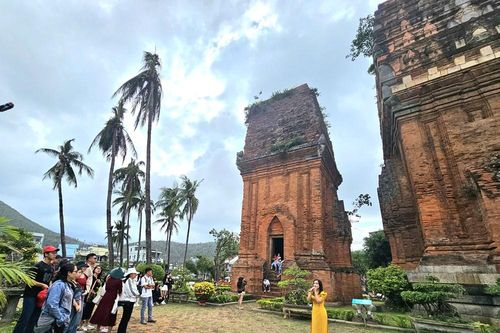 Hút khách bằng chương trình 'Xuân về trên Tháp cổ'