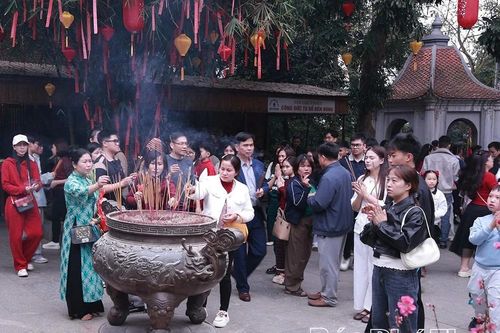 Đầu năm hành hương về với cội nguồn