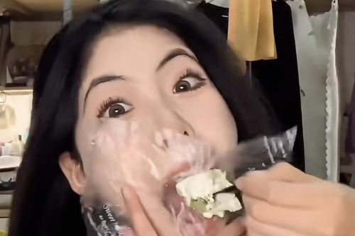 Thực hư trào lưu 'ăn nhựa' giảm cân