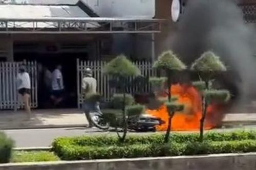 Bị cảnh sát giao thông dừng xe kiểm tra, thanh niên phóng hỏa đốt luôn xe máy