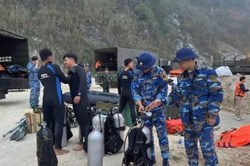 Hơn 500 người cùng xuồng máy, môtô nước, dù lượn... tìm nạn nhân vụ lật tàu