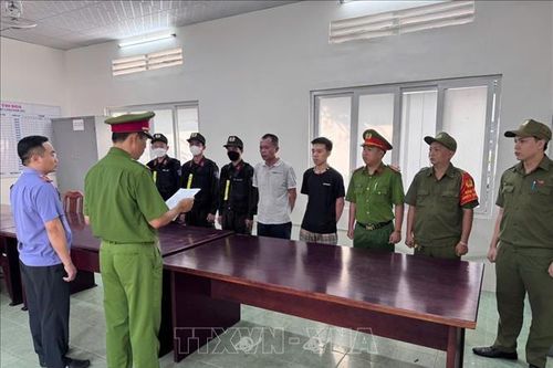 Tạm giữ các đối tượng gây rối trật tự công cộng, cướp giật tài sản