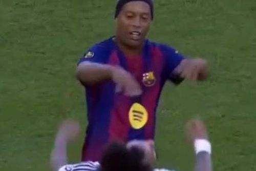 Ronaldinho 'gây hấn' với Marcelo
