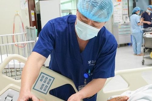 Thương tâm bé trai bị găm đầy mảnh vỡ sắc nhọn sau tiếng nổ