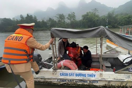Hà Nội: Cảnh sát dùng ca nô hỗ trợ cấp cứu du khách tại chùa Hương
