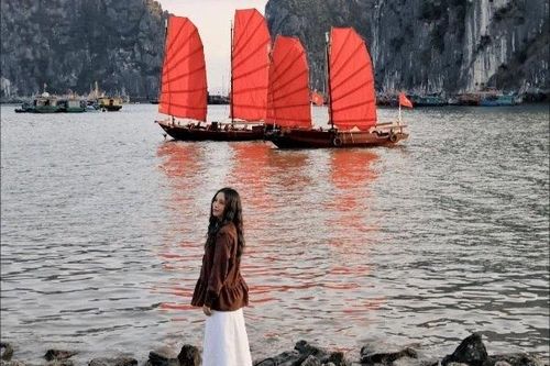 Sắc đỏ giữa vịnh Hạ Long khiến du khách mê mẩn