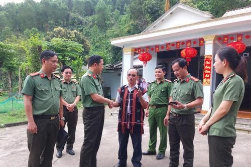 Đại tá Nguyễn Đại Đồng thăm Già làng và Người có uy tín xã Hòa Vang