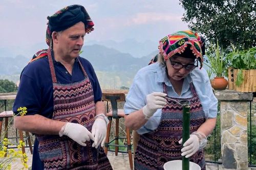Khách Tây thích thú trải nghiệm làm cơm lam ở Pù Luông