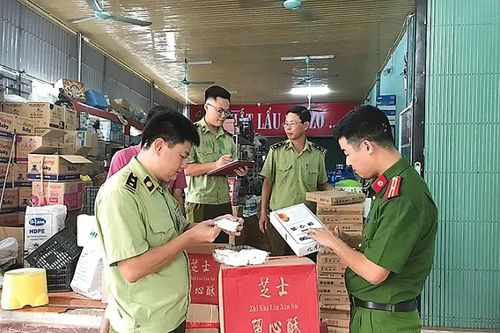 Ra quân kiểm tra hoạt động kinh doanh dịp lễ hội đầu năm