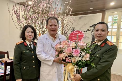 Báo Công an nhân dân chúc mừng Cục Quản lý Khám, chữa bệnh và Bệnh viện Hữu nghị Việt Đức