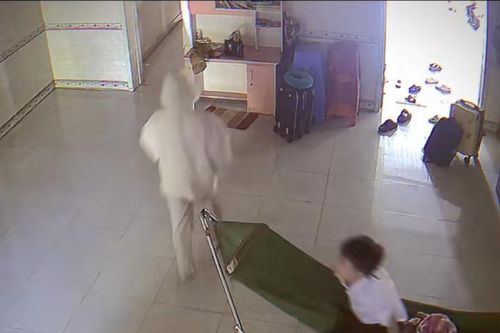 Khoảnh khắc em trai nhỏ ôm tiễn chị đi làm sau Tết gây sốt mạng xã hội