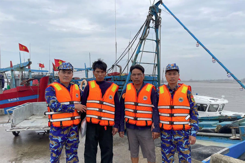 Bộ đội Biên phòng Ninh Bình kịp thời cứu 2 ngư dân trong vụ va chạm tàu trên biển