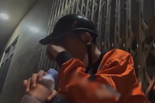 Đăng ảnh anh shipper giữa đêm tối kèm 1 câu hỏi 1.000 người cho đáp án: 'Nếu cả đời không rực rỡ thì sao…?'