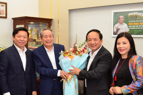 Ông Giáo sư...'đẻ' ra cỏ!