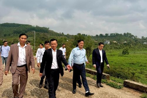 Phó Chủ tịch Thường trực UBND tỉnh Lâm Đồng Lê Trọng Yên kiểm tra một số dự án tại xã Đắk Song