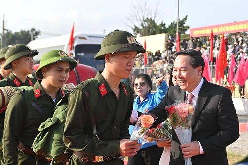 Phó Bí thư Thường trực Tỉnh ủy Hồ Xuân Trường dự lễ giao nhận quân tại điểm giao nhận quân số 2