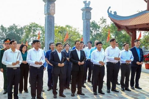Bộ trưởng Nguyễn Văn Thắng dâng hương tưởng niệm Chủ tịch Hồ Chí Minh và các anh hùng, liệt sĩ tại Điện Biên