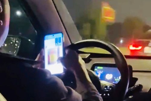 Xử lý tài xế taxi sử dụng điện thoại khi lái xe