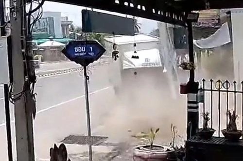 Xe tải lao vun vút rồi mất lái, tông thẳng cột điện khiến cabin dập nát