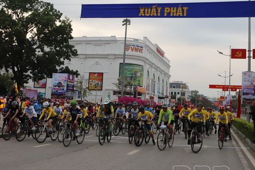 450 vận động viên tham gia đua xe đạp và chạy việt dã 'Về Điện Biên Phủ'