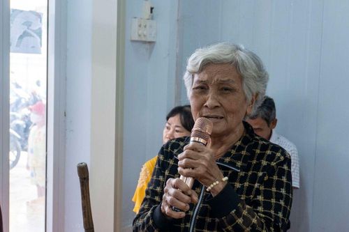 Ứng cử viên gặp gỡ cử tri để vận động bầu cử