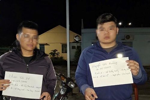 Bắt quả tang 2 đối tượng rải tờ rơi quảng cáo cho vay tiền trả góp