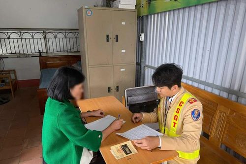 Đạp nhầm chân phanh, nữ tài xế ở Phú Thọ gây tai nạn rồi bỏ trốn