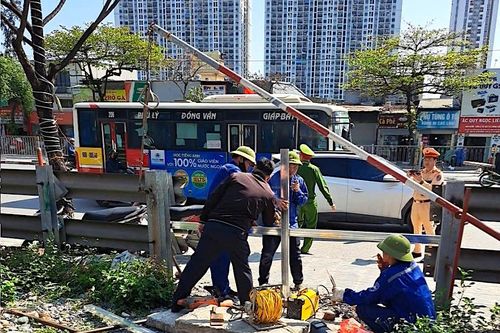 Hà Nội: Đóng gấp nhiều lối đi tự mở nguy hiểm trên tuyến đường sắt Bắc - Nam
