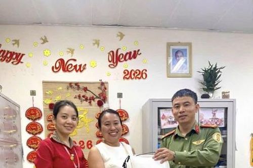 Trao trả tài sản trị giá 150 triệu đồng cho du khách Ấn Độ bỏ quên