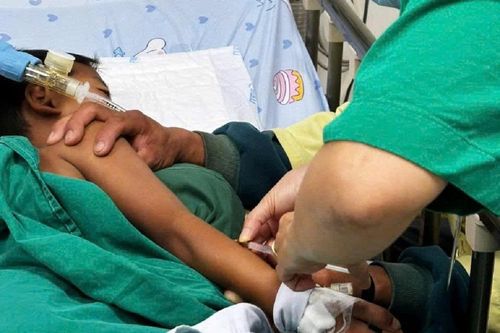 Xuyên đêm truyền thuốc giải độc cứu hai bệnh nhi nghi ngộ độc botulinum do ăn cá ủ chua
