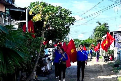 Đoàn phường Cam Linh thực hiện công trình 'Tuyến đường cờ Tổ quốc'