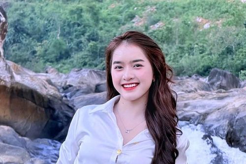 Cận cảnh nhan sắc xinh đẹp trong sáng của bông hoa núi rừng Bana Yona Cươn ở tuổi 22