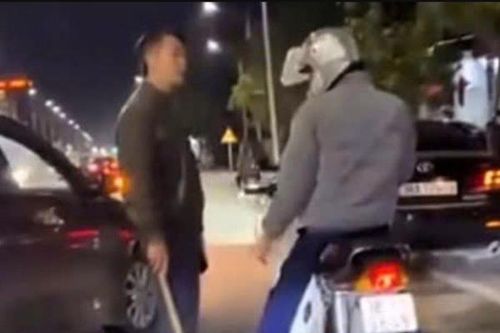 Tài xế ô-tô 'tác động' người đi xe máy