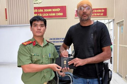 Người nước ngoài vui mừng nhận lại tài sản bị thất lạc