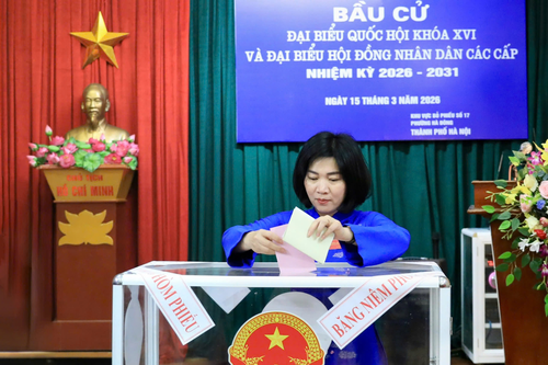 Chủ tịch HĐND TP Hà Nội Phùng Thị Hồng Hà bỏ phiếu bầu cử tại phường Hà Đông
